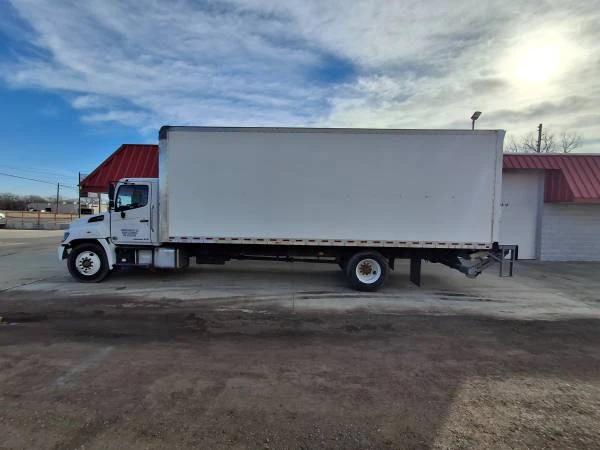 2019 Hino 268 - Image 8 of 11