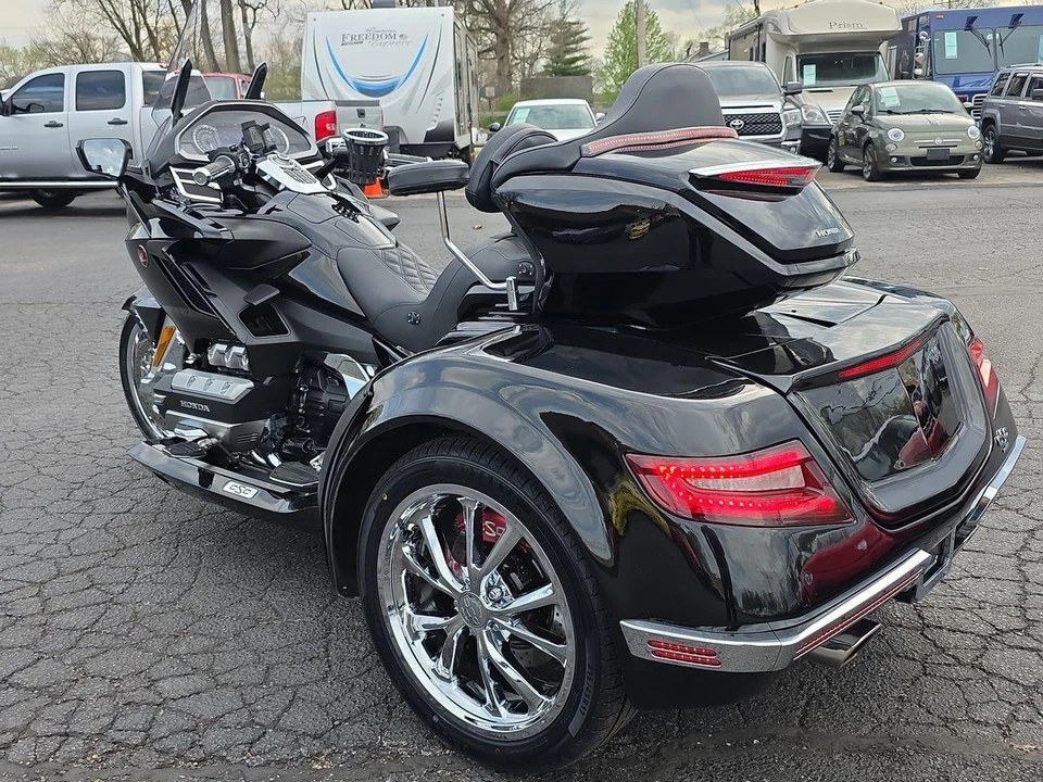 2019 Honda Gold Wing - Image 2 of 29