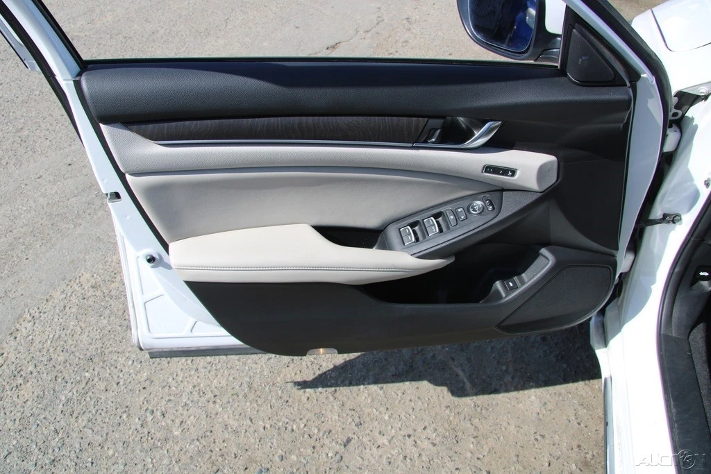 2019 Honda Accord 10th Gen - Image 15 of 21