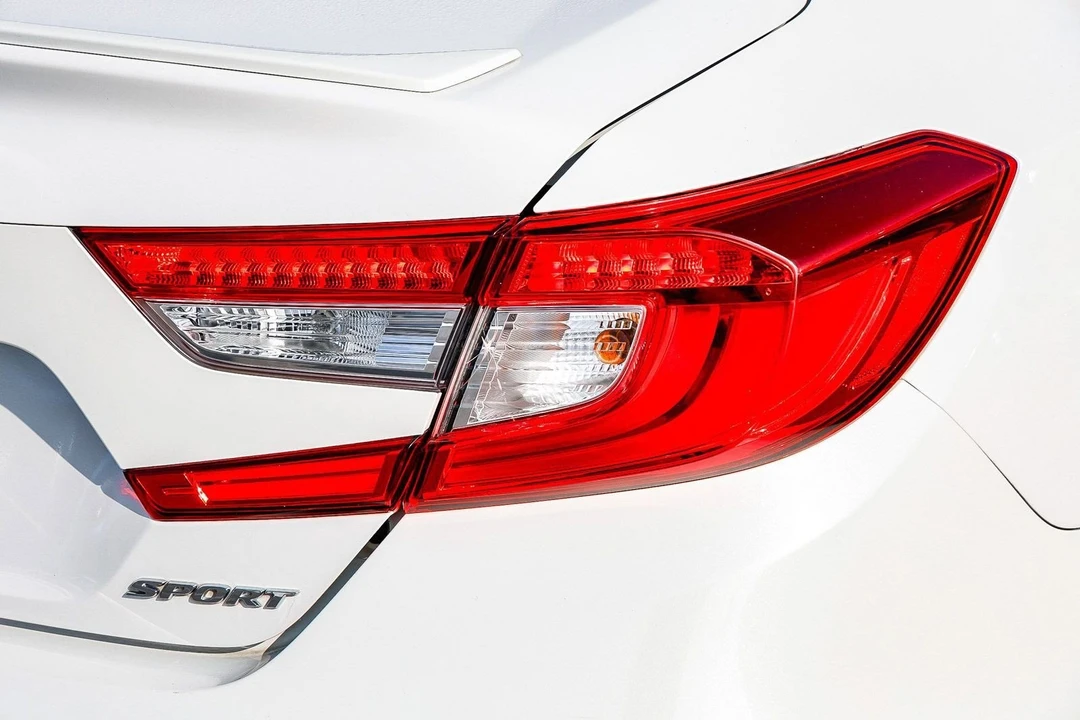 2019 Honda Accord 10th Gen - Image 8 of 12