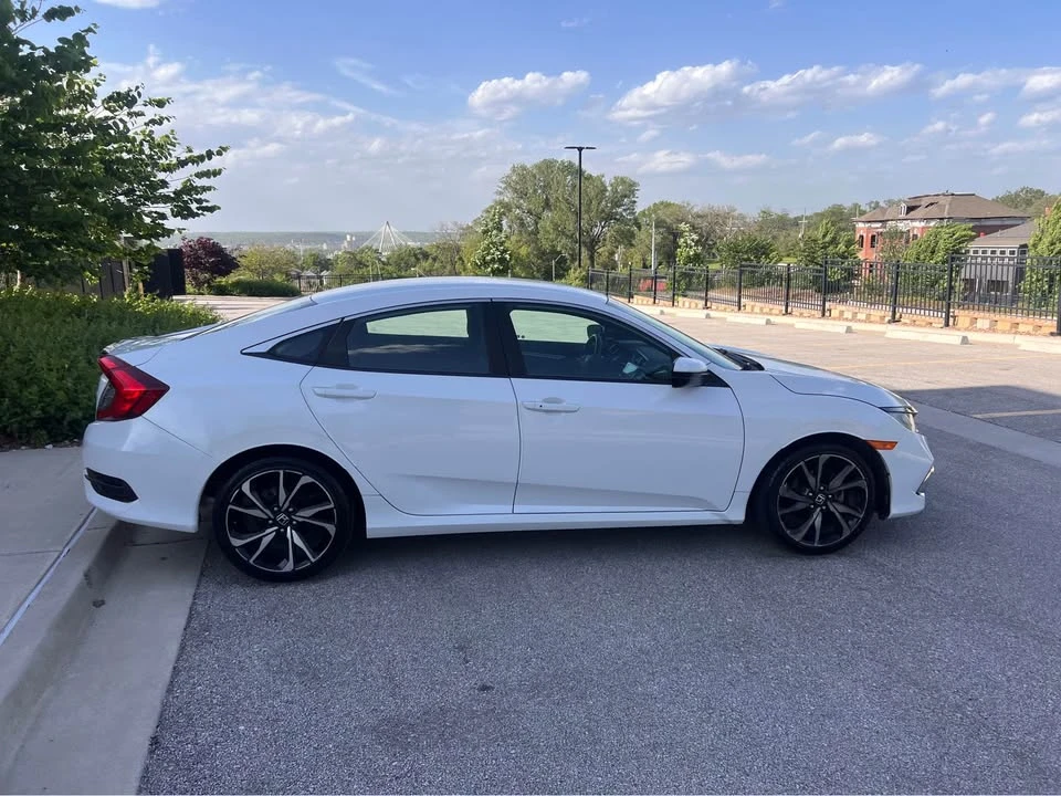 2019 Honda Civic 10th Gen - Image 12 of 17