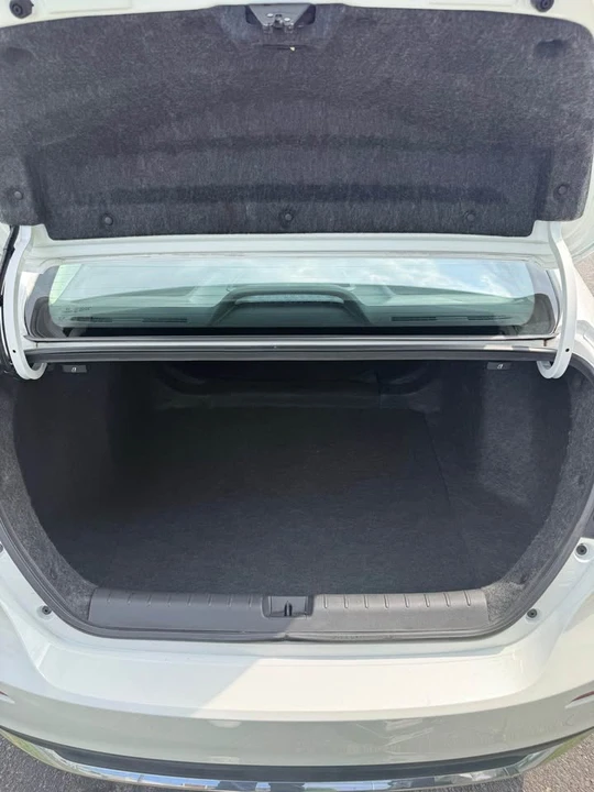 2019 Honda Insight 3rd Gen - Image 11 of 15