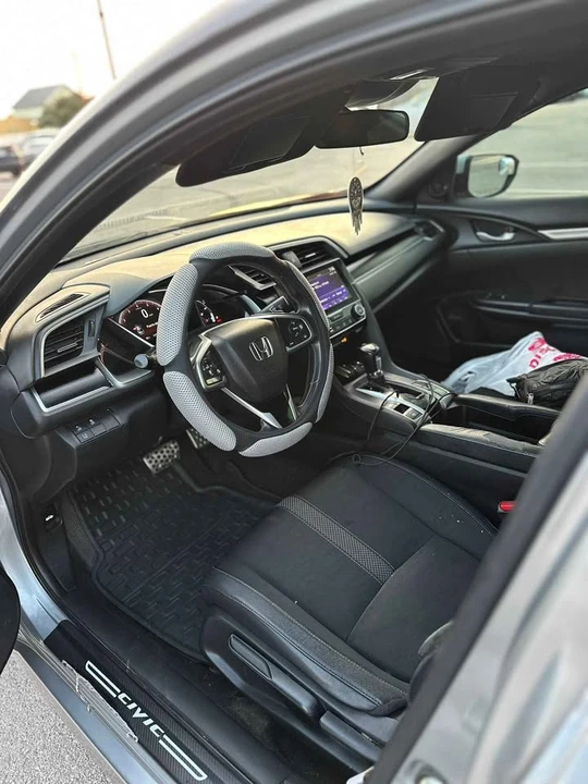 2019 Honda Civic 10th Gen - Image 13 of 17