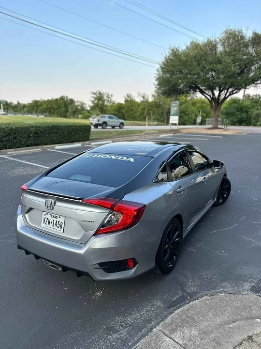 2019 Honda Civic 10th Gen - Image 8 of 17
