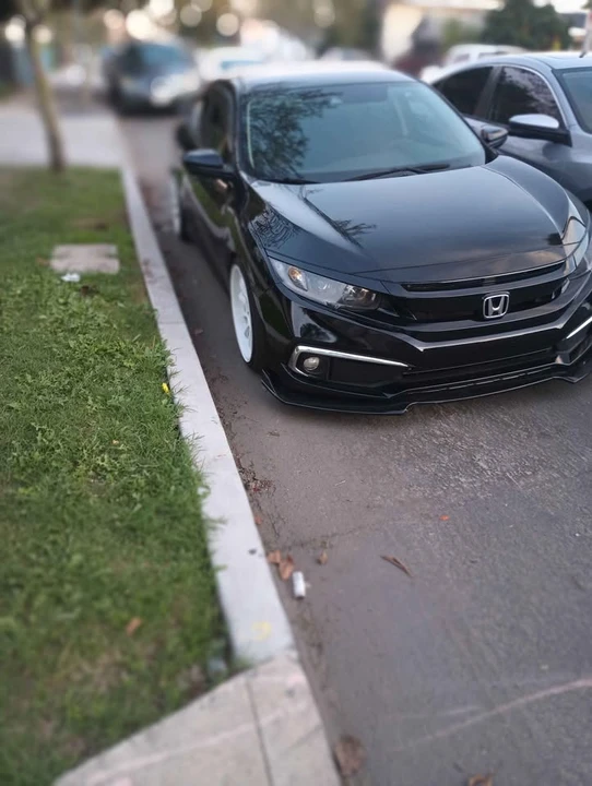 2019 Honda Civic 10th Gen - Image 2 of 7