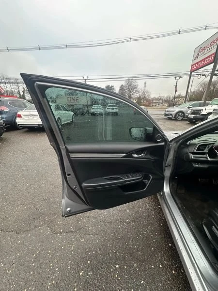 2019 Honda Civic 10th Gen - Image 8 of 17