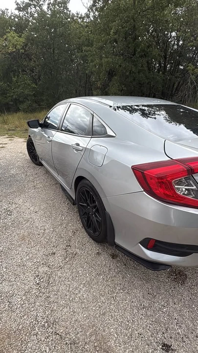 2019 Honda Civic 10th Gen - Image 4 of 10