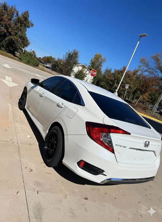 2019 Honda Civic 10th Gen - Image 7 of 17