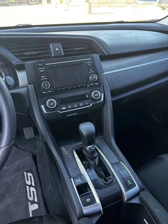 2019 Honda Civic 10th Gen - Image 6 of 10