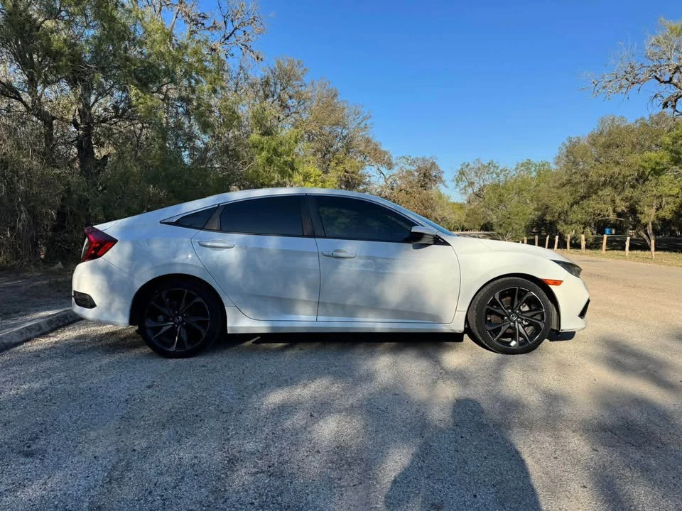2019 Honda Civic 10th Gen - Image 8 of 13