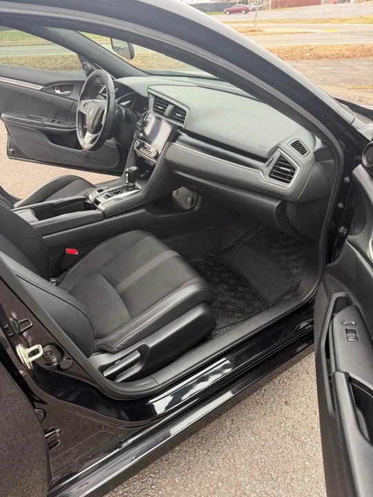 2019 Honda Civic 10th Gen - Image 11 of 15