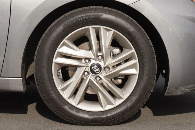 2019 Hyundai Elantra - Image 12 of 21