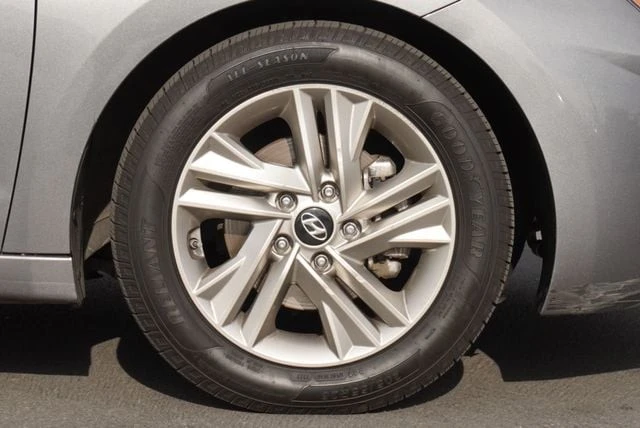 2019 Hyundai Elantra - Image 12 of 21