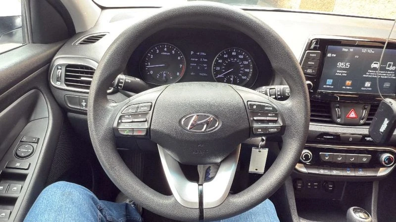 2019 Hyundai Elantra - Image 10 of 12
