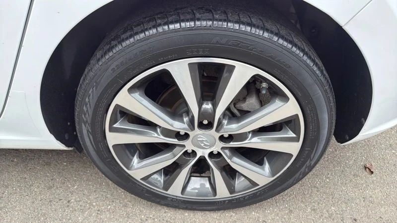 2019 Hyundai Elantra - Image 9 of 12