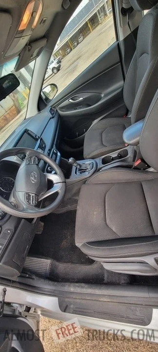 2019 Hyundai Elantra - Image 10 of 12