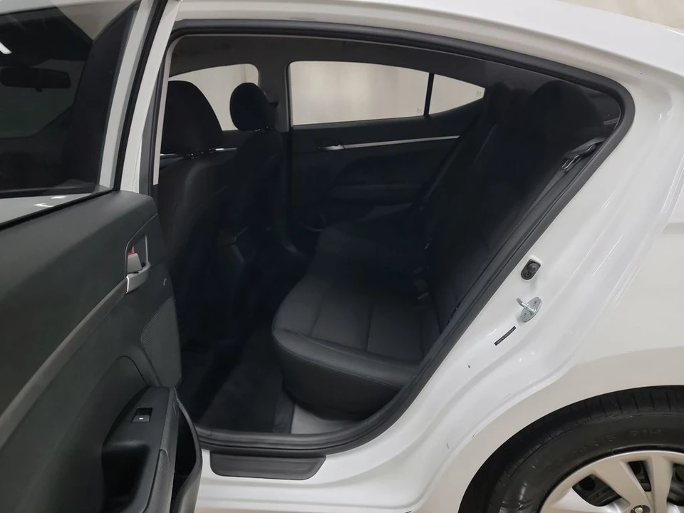 2019 Hyundai Elantra - Image 10 of 12