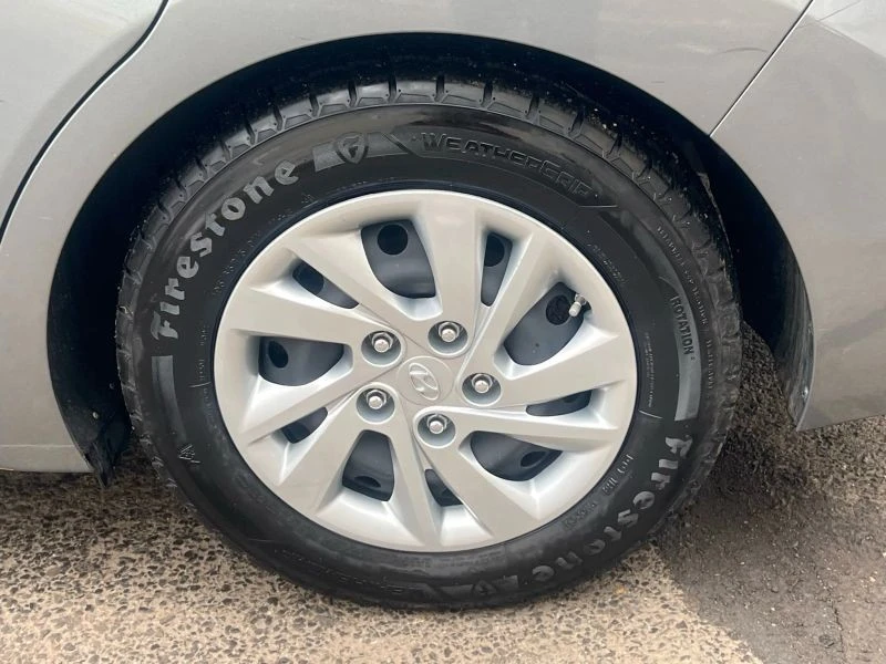 2019 Hyundai Elantra - Image 10 of 12