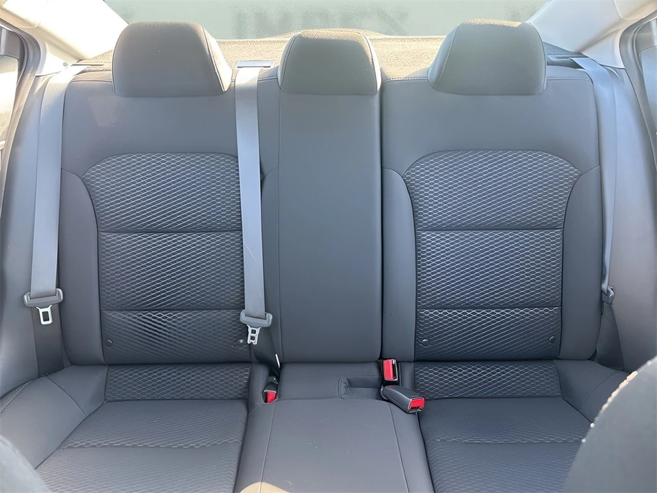 2019 Hyundai Elantra - Image 10 of 12