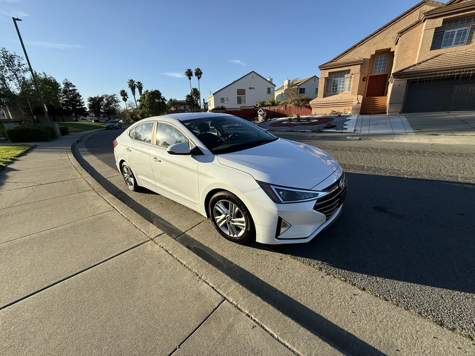 2019 Hyundai Elantra - Image 2 of 8