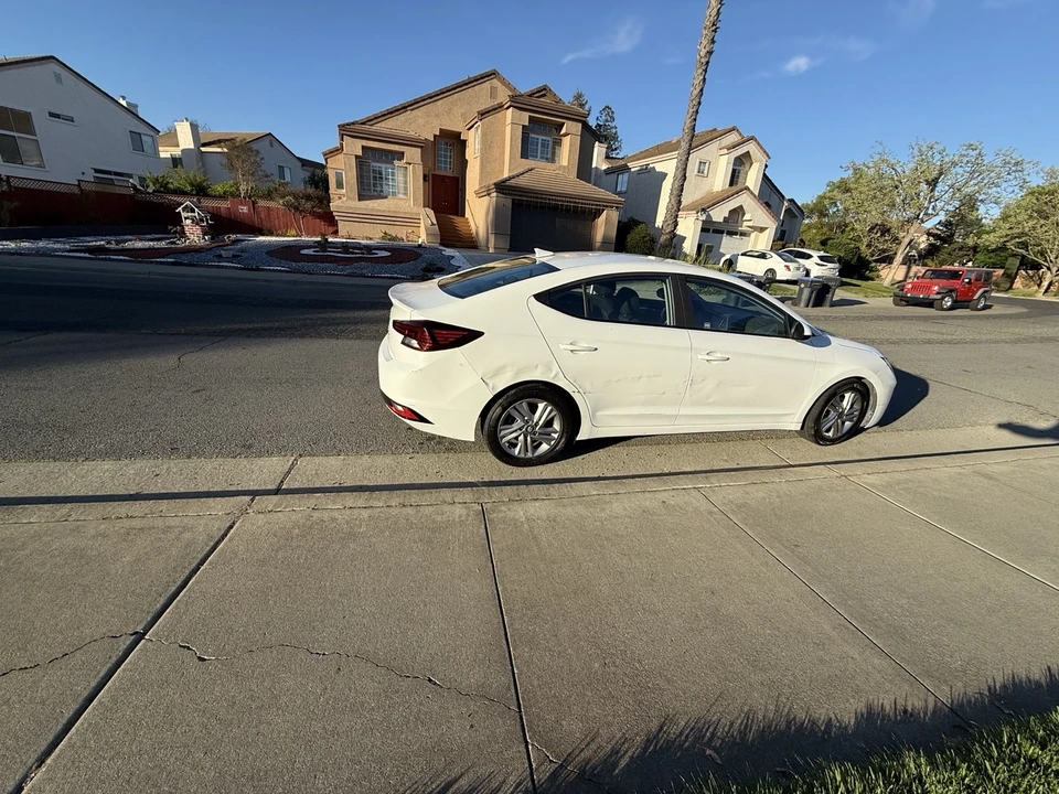 2019 Hyundai Elantra - Image 4 of 8