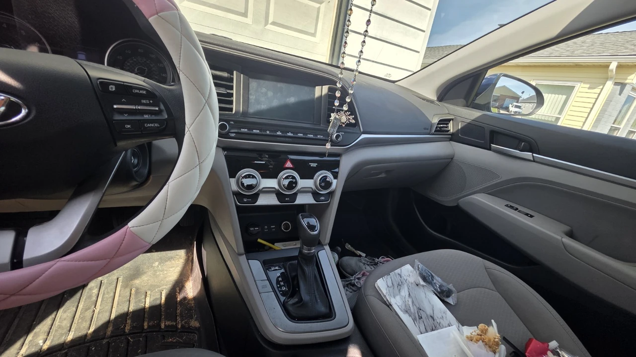 2019 Hyundai Elantra - Image 8 of 11