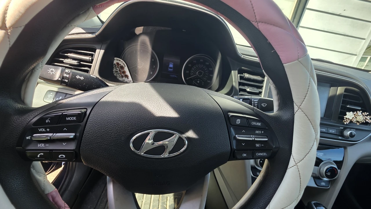 2019 Hyundai Elantra - Image 7 of 11