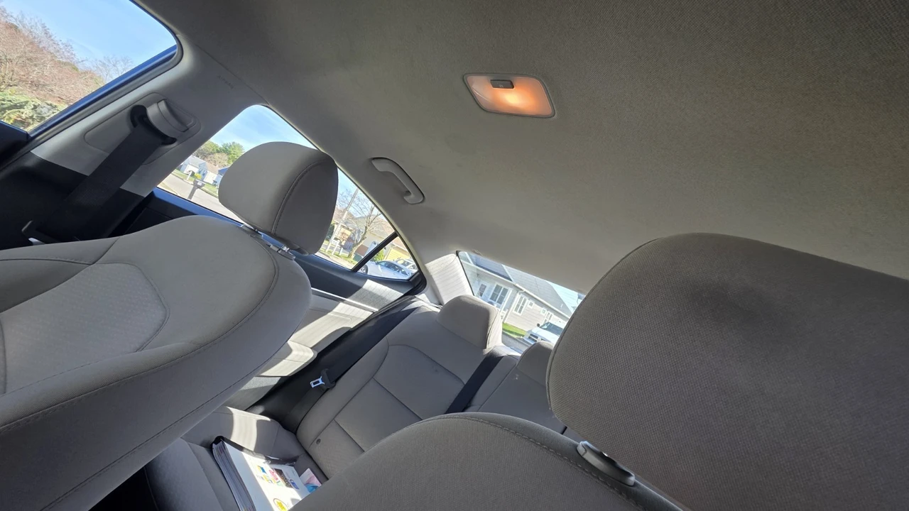 2019 Hyundai Elantra - Image 10 of 11