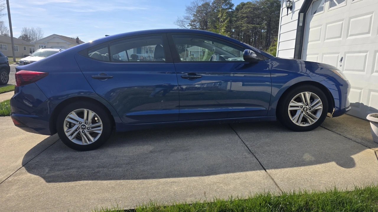2019 Hyundai Elantra - Image 2 of 11