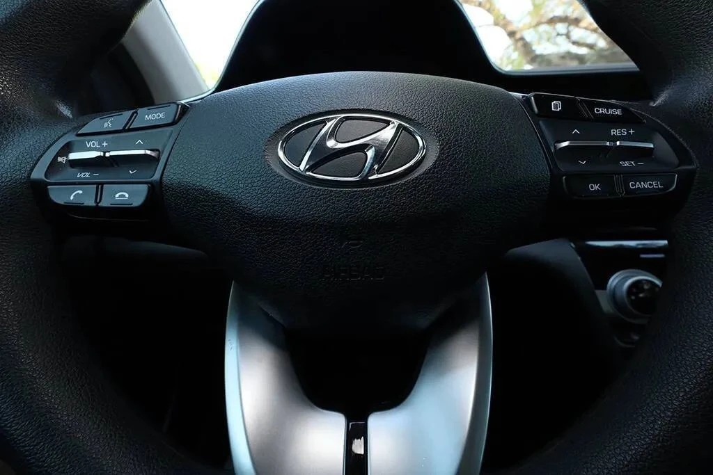 2019 Hyundai Elantra - Image 17 of 21