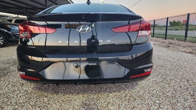 2019 Hyundai Elantra - Image 10 of 21