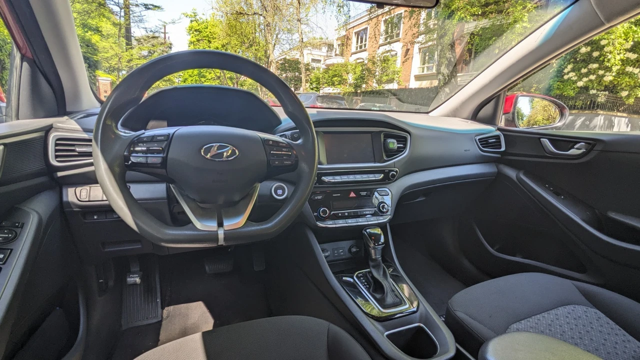 2019 Hyundai - Image 12 of 17