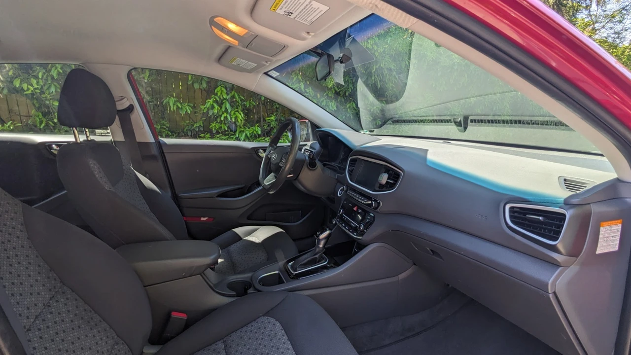 2019 Hyundai - Image 13 of 17