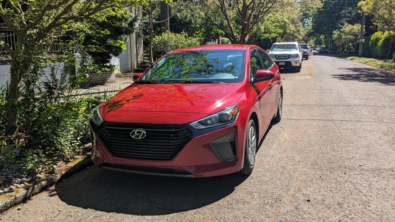 2019 Hyundai - Image 2 of 17