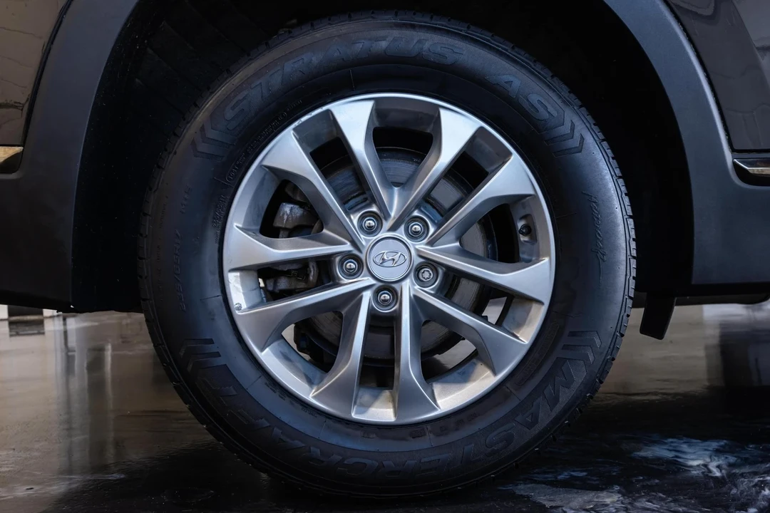 2019 Hyundai Santa Fe - Image 16 of 21