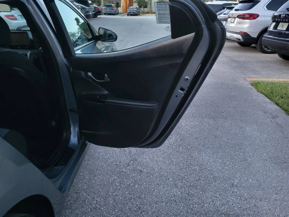 2019 Hyundai Veloster - Image 13 of 24