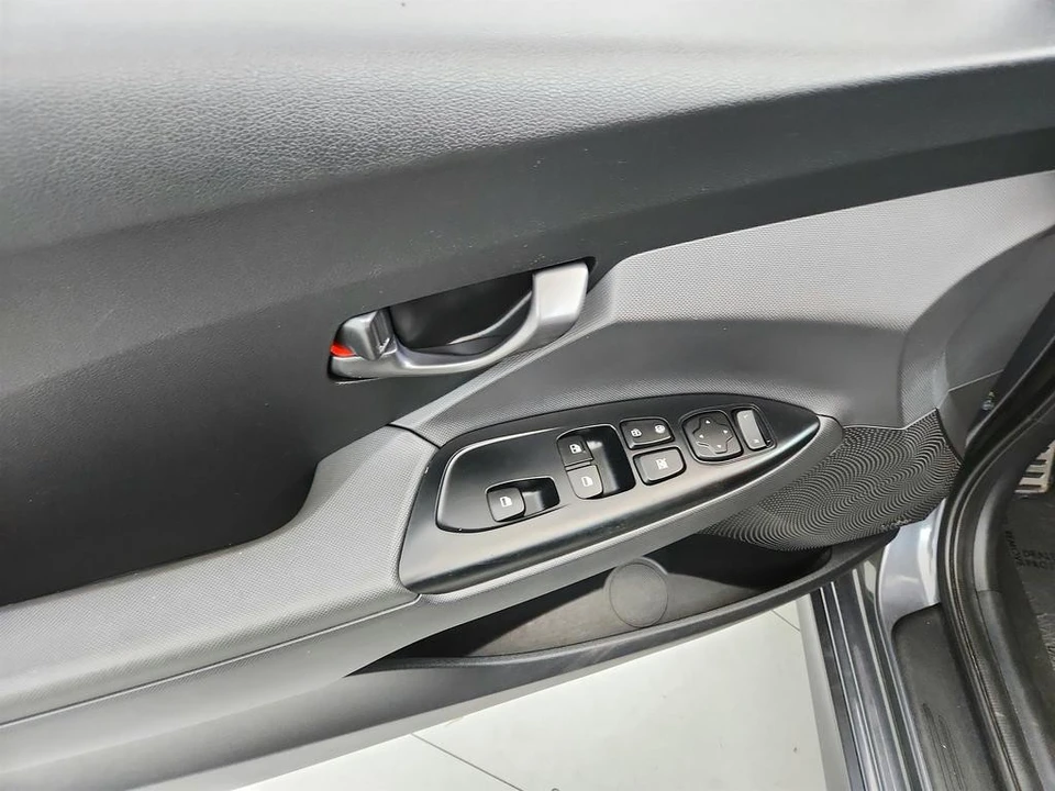 2019 Hyundai Veloster - Image 20 of 31