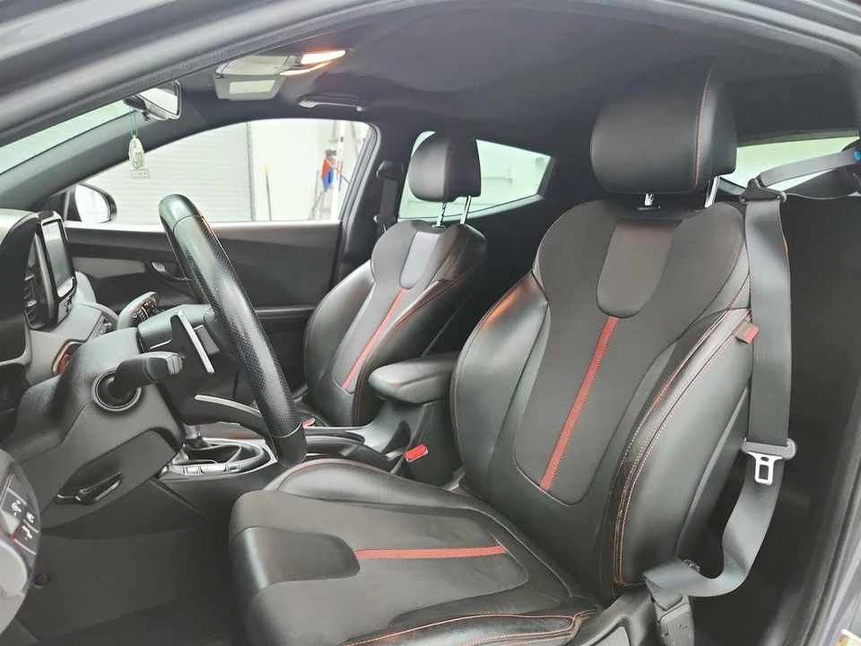 2019 Hyundai Veloster - Image 14 of 31
