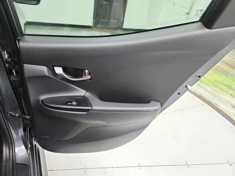 2019 Hyundai Veloster - Image 27 of 31