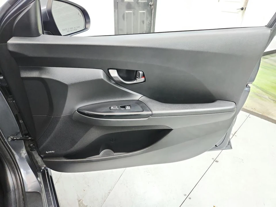 2019 Hyundai Veloster - Image 25 of 31