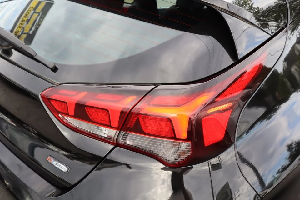 2019 Hyundai Veloster - Image 18 of 20