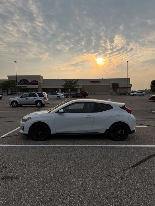 2019 Hyundai Veloster - Image 2 of 10
