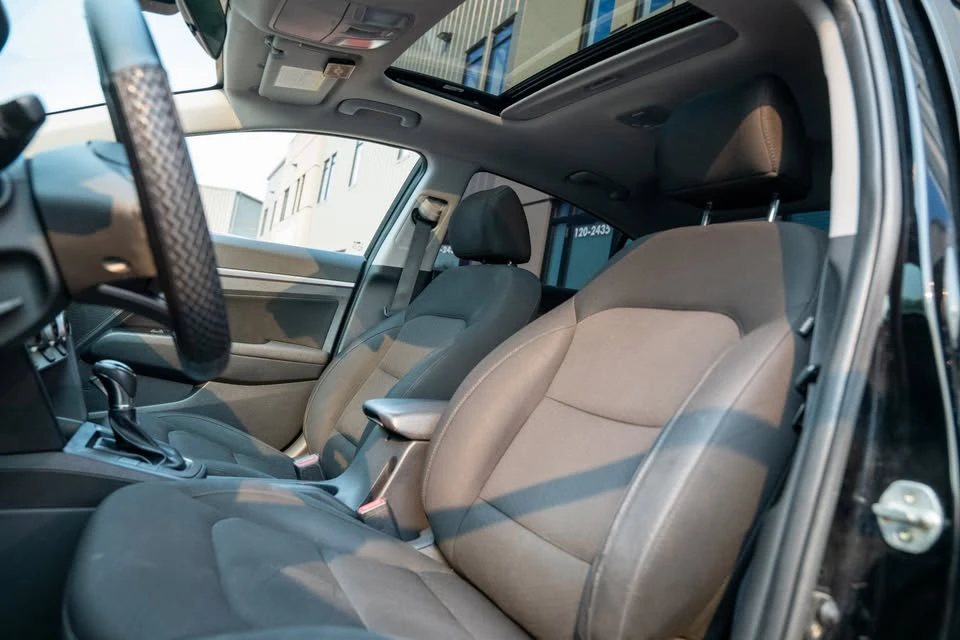 2019 Hyundai Elantra - Image 8 of 15