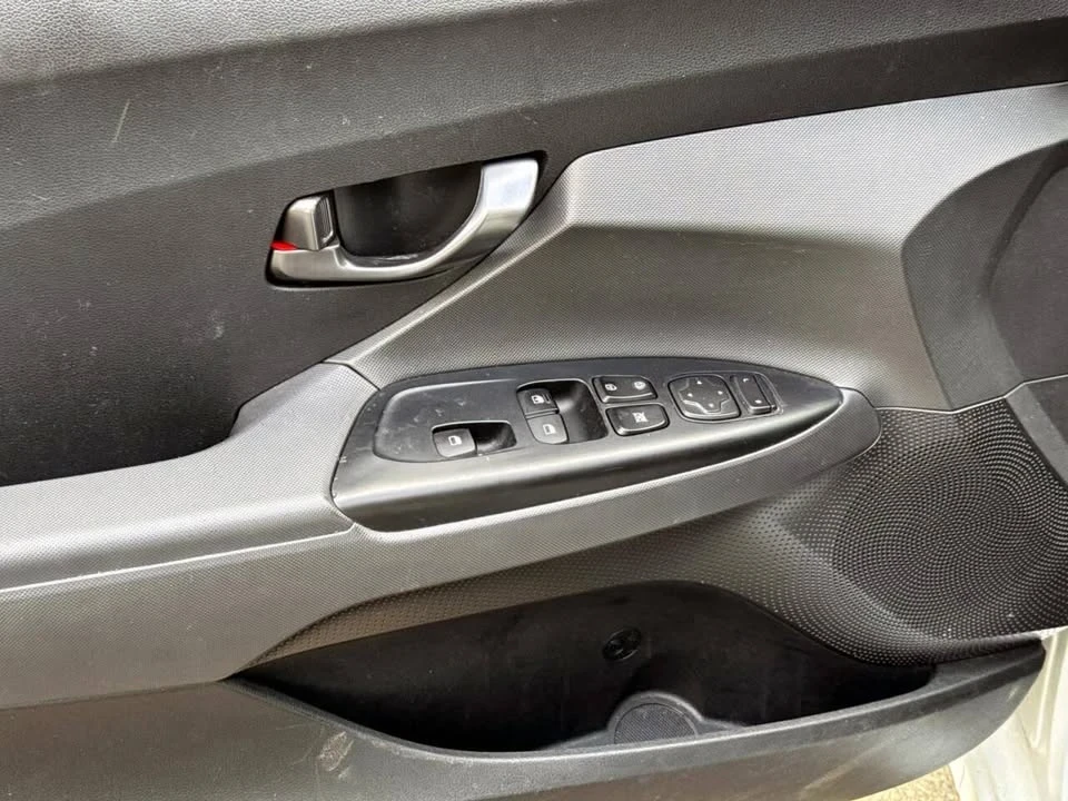 2019 Hyundai Veloster - Image 13 of 20
