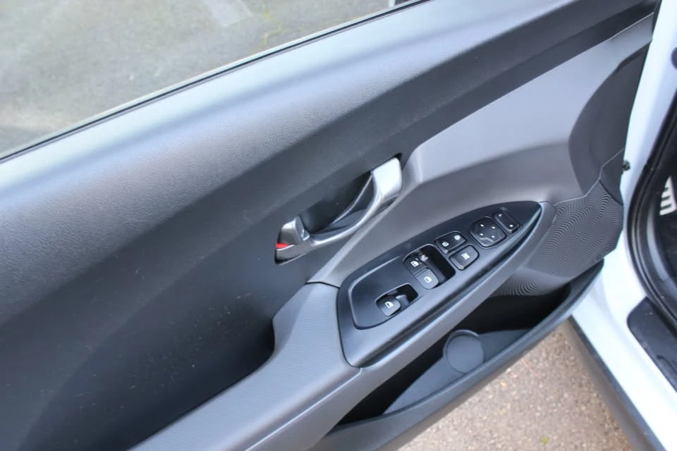 2019 Hyundai Veloster - Image 10 of 17