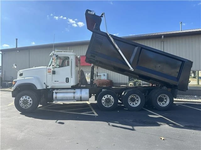 2019 International HX - Image 9 of 21