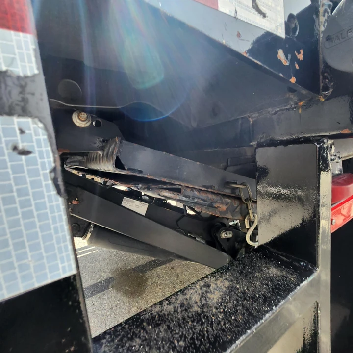 2019 Isuzu Elf - Image 24 of 31