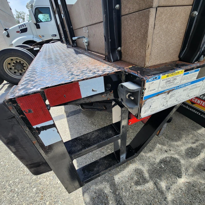 2019 Isuzu Elf - Image 23 of 31