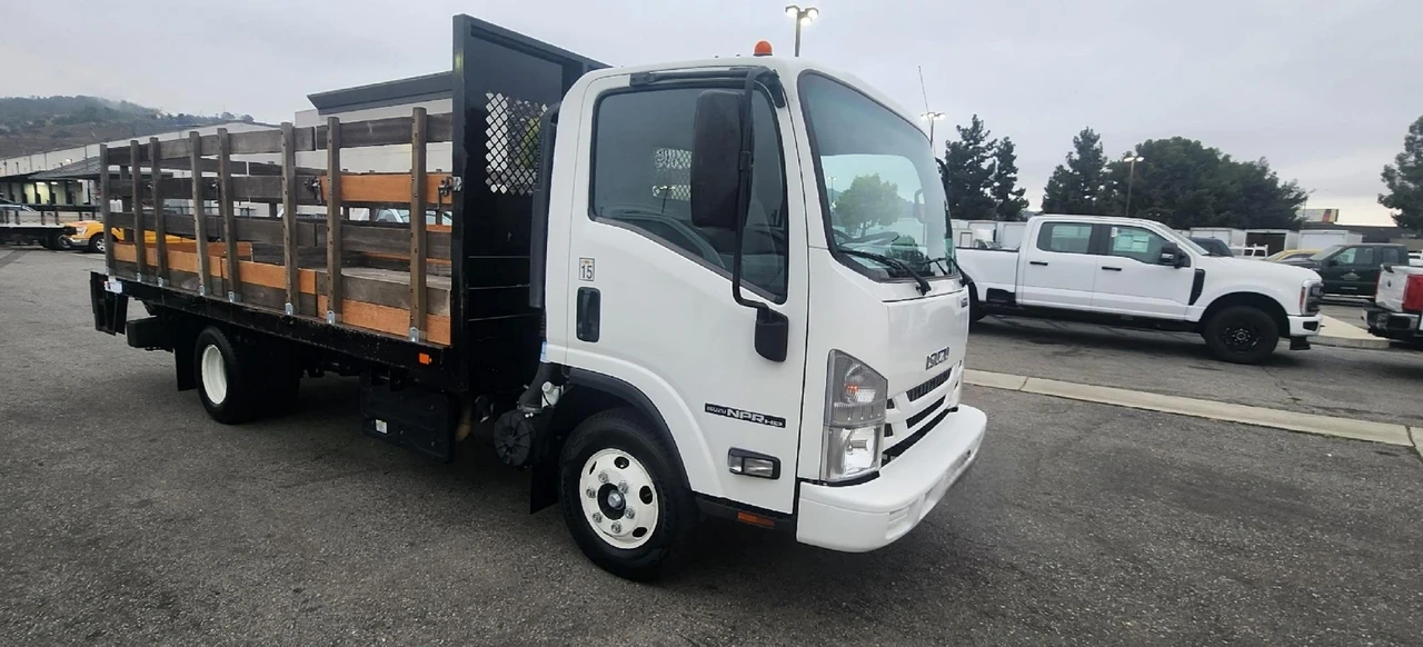 2019 Isuzu Elf - Image 2 of 12