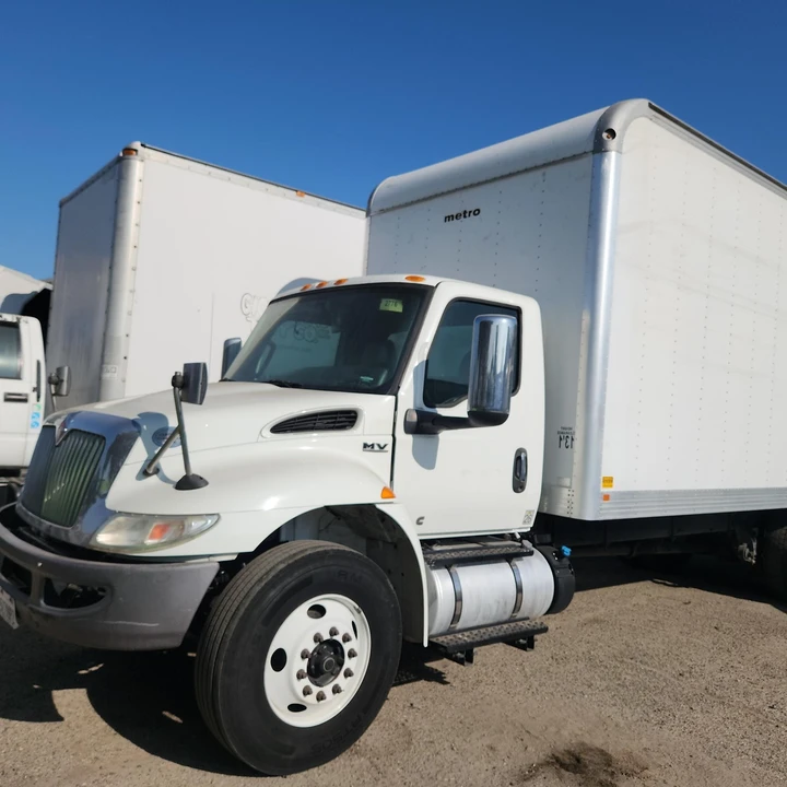 2019 International 4300 - Image 4 of 31